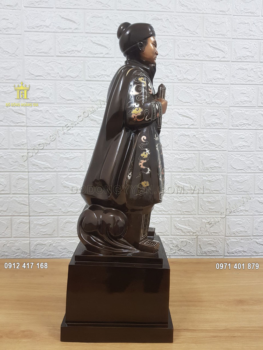 Ng&agrave;i được đ&uacute;c theo d&aacute;ng đứng v&ocirc; c&ugrave;ng oai nghi&ecirc;m